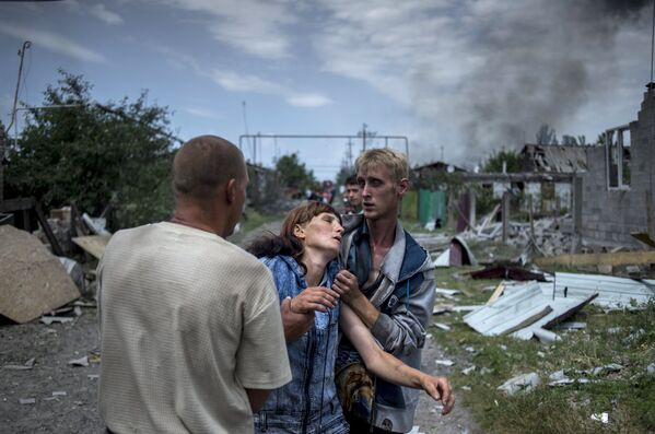 Местные жители в станице Луганская, подвергшейся авиационному удару