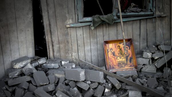 Разрушенный дом в Донбасе, архивное фото