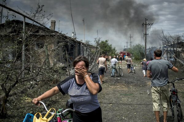 Местные жители в станице Луганская, подвергшейся авиационному удару
