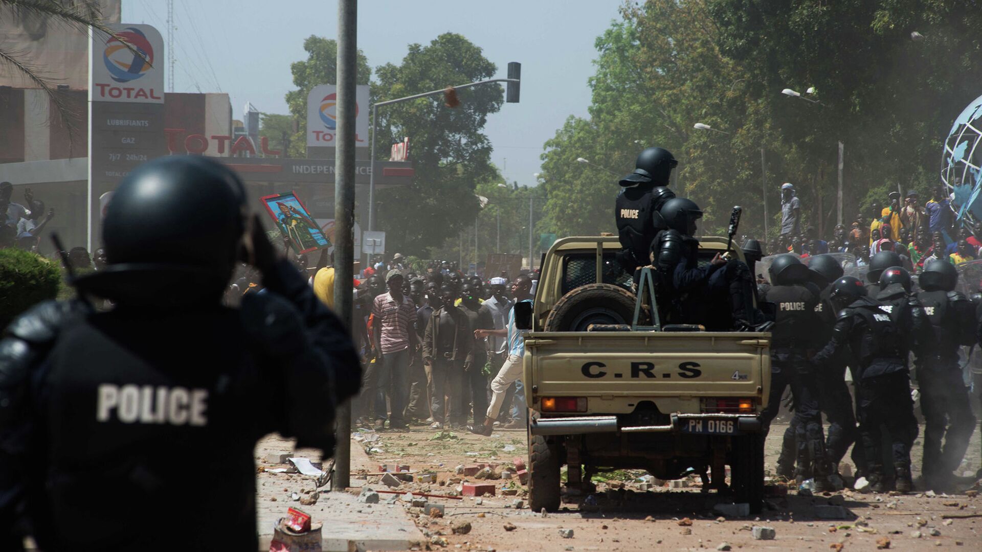 Беспорядки на улицах столицы Буркина-Фасо города Уагадугу - РИА Новости, 1920, 23.01.2022