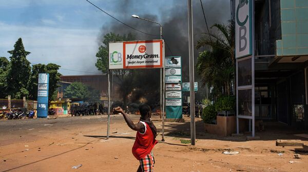 Беспорядки на улицах столицы Буркина-Фасо города Уагадугу. Архивное фото