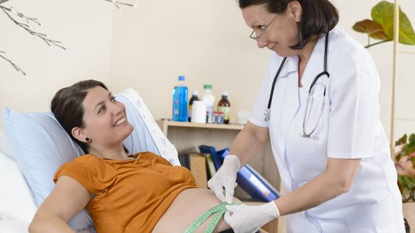 Беременная женщина на осмотре у акушера
