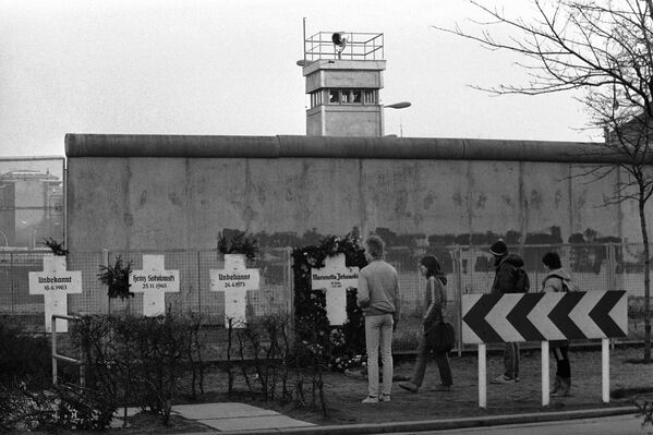 Мемориальные кресты в честь погибших при пересечении границы между Восточным и Западным Берлином