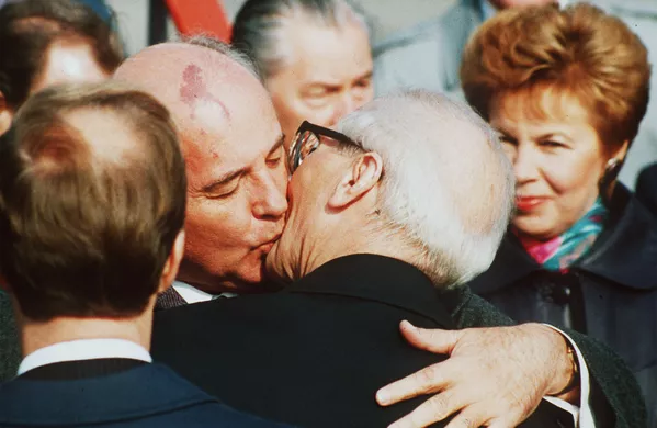 Поцелуй президента СССР Михаила Горбачева и руководителя ГДР Эриха Хонеккера