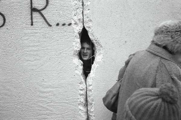 Голова человека в проеме Берлинской стены