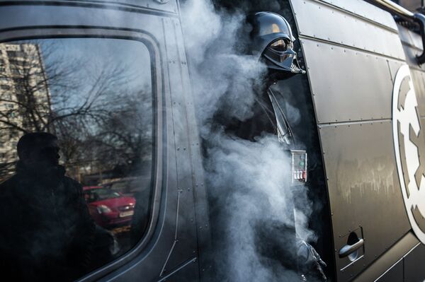 Лидер Интернет-партии Украины Дарт Вейдер выходит из автомобиля у одного из избирательных участков в Киеве