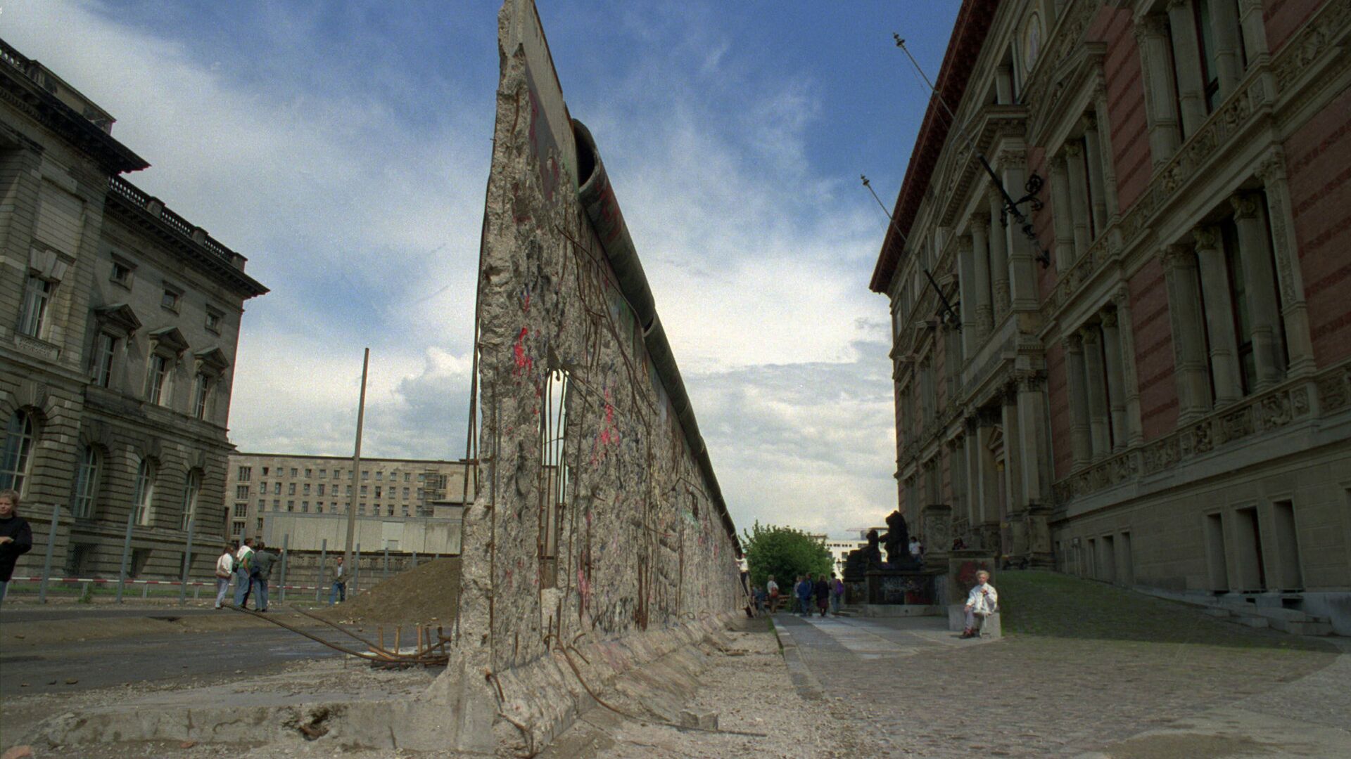 Остатки разрушенной Берлинской стены  - РИА Новости, 1920, 03.10.2020