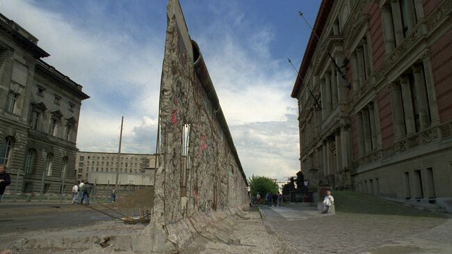 Остатки разрушенной Берлинской стены. Архивное фото