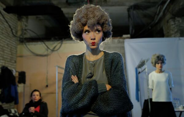 Модель в ожидании начала показа на Неделе моды в Тбилиси