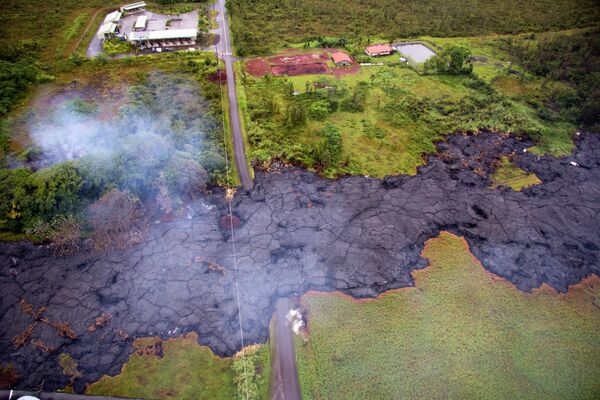 Поток лавы от извержения вулкана Килауэа возле деревни Пахоа, Гавайи, США