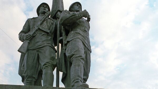 Памятник советским солдатам на Зеленом мосту в городе Вильнюс
