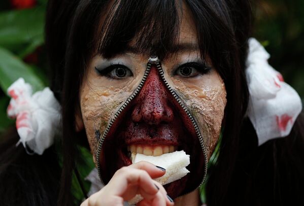 Участница зомби парада в канун Хэллоуина в Кавасаки к югу от Токио