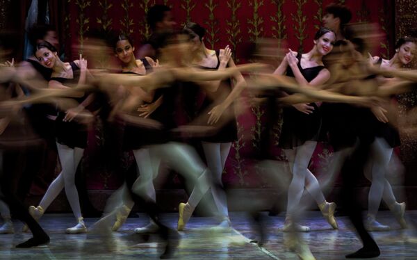 Танцоры выступают во время открытия 24-й Международного фестиваля балета в театре Карла Маркса в Гаване