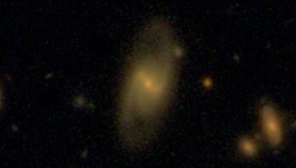 Изображение древней спиральной галактики  NGC 1365 с перемычкой
