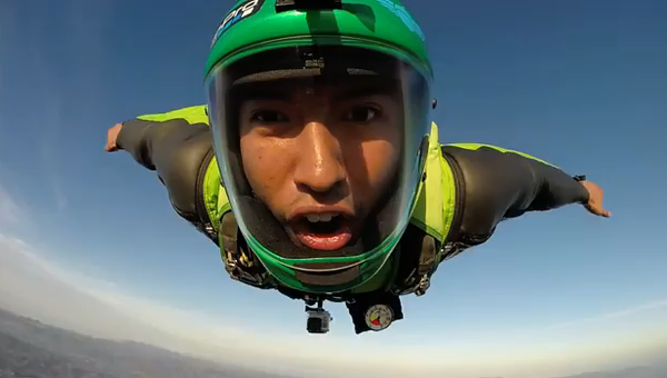 Как выглядит лицо парашютиста во время прыжка: от страха до восторга