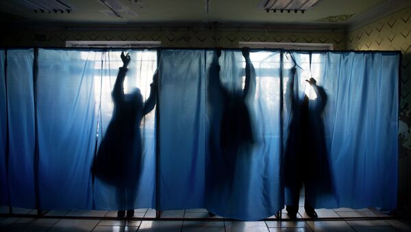 Подготовка к выборам на избирательном участке в поселке Новосветловка в Луганской области