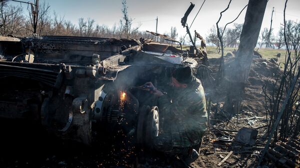 Сгоревший украинский танк, архивное фото