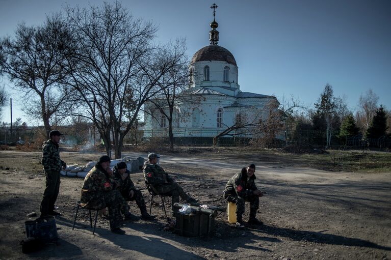 Бойцы ополчения ЛНР на блокпосту в поселке Новосветловка в Луганской области