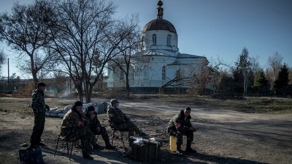 Бойцы ополчения ЛНР на блокпосту в поселке Новосветловка в Луганской области