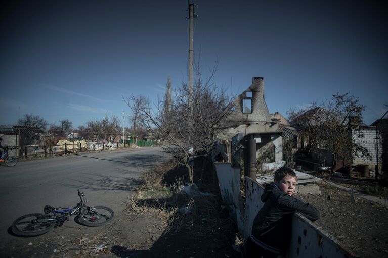 Мальчик в поселке Новосветловка в Луганской области