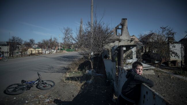 Мальчик в поселке Новосветловка в Луганской области. Архивное фото