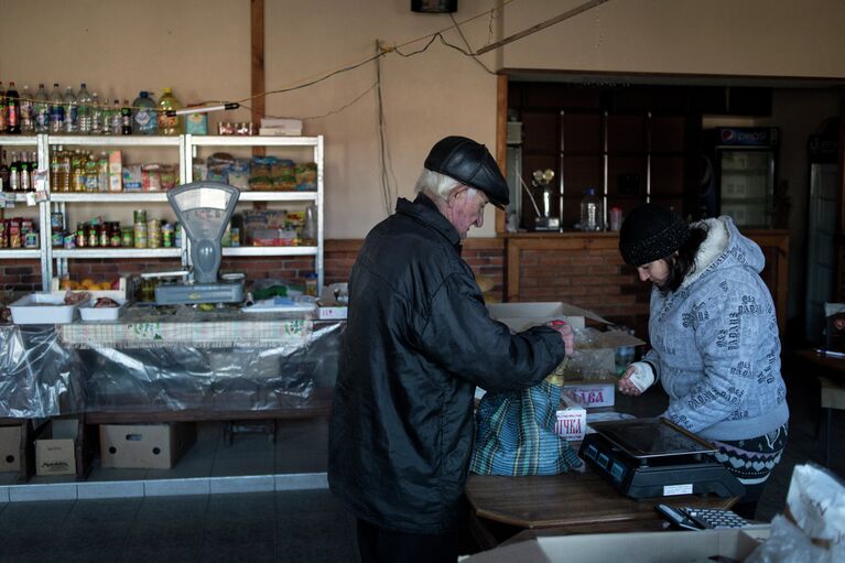 Мужчина в продуктовом магазине в поселке Новосветловка в Луганской области