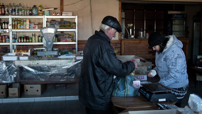 В продуктовом магазине в поселке Новосветловка в Луганской области. Архивное фото