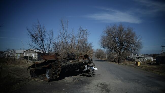 Сгоревший украинский танк в поселке Новосветловка в Луганской области