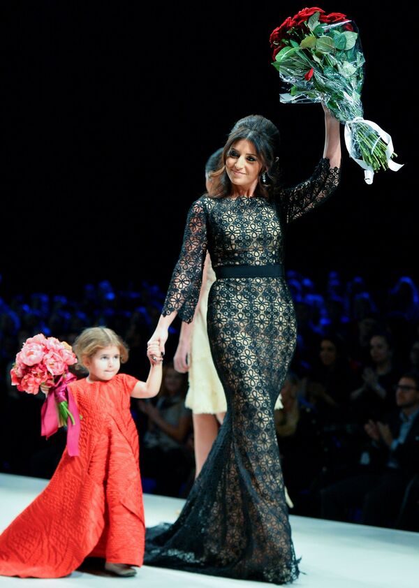 Певица Жасмин с дочерью Маргаритой на показе своей коллекции одежды в рамках недели моды в Москве