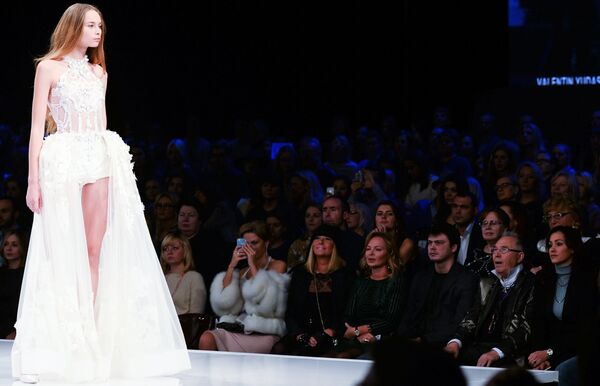 Модель демонстрирует одежду из новой коллекции дизайнера Валентина Юдашкина в рамках недели моды в Москве