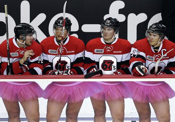 Хоккейная команда Ottawa 67's во время матча ОХЛ. Онтарио, Канада