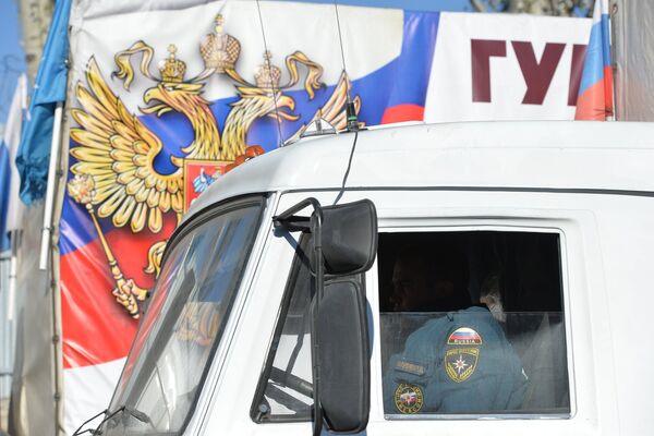 Сотрудник МЧС России в кабине грузовика с гуманитарной помощью в Донецке