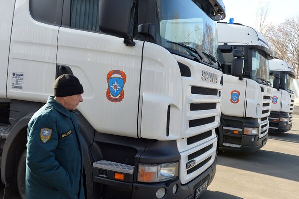 Грузовые автомобили с российской гуманитарной помощью в Донецке