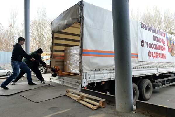 Разгрузка автомобилей с российской гуманитарной помощью в Донецке