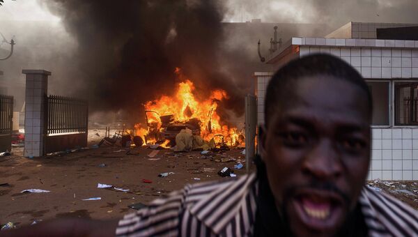 Беспорядки на улицах столицы Буркина-Фасо города Уагадугу, архивное фото