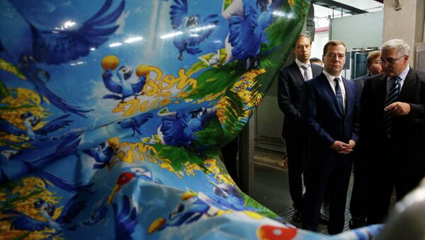 Председатель правительства России Дмитрий Медведев во время посещения предприятия Текстильная компания Красная Талка в Иваново