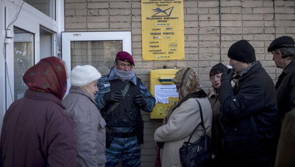 Местные жители в очереди на получение пенсий и компенсаций в городе Луганске