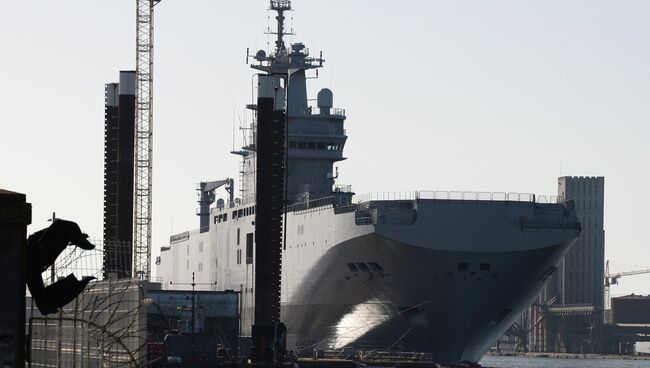 Универсальный десантный корабль Владивосток класса Мистраль в доках французской компании SNX France. Архивное фото