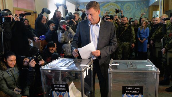 Премьер-министр Донецкой Народной Республики Александр Захарченко голосует на выборах в ДНР