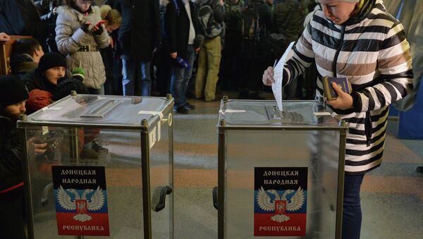Жительница Донецка голосует на выборах главы ДНР и депутатов Народного Совета республики. Арихивное фото