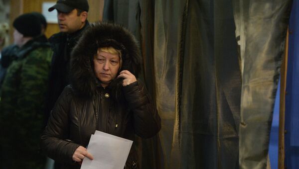 Жительница Донецка голосует на выборах главы ДНР и депутатов Народного Совета республики