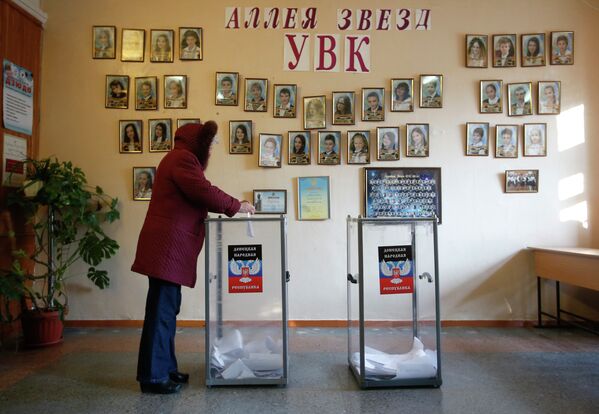 Жительница Донецка голосует на выборах главы ДНР и депутатов Народного Совета республики на избирательном участке Жительница Донецка голосует на выборах главы ДНР и депутатов Народного Совета республики на избирательном участке