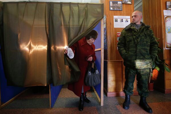 Жительница Донецка голосует на выборах главы ДНР и депутатов Народного Совета республики на избирательном участке