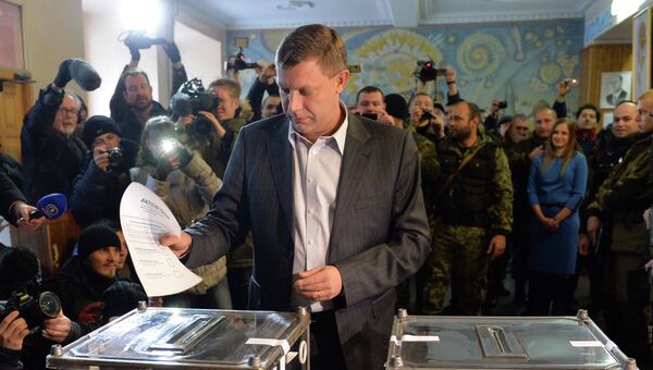 Премьер-министр ДНР Александр Захарченко голосует на выборах главы ДНР и депутатов Народного Совета республики