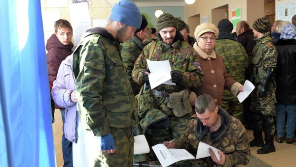 Ополченцы голосуют на выборах в ДНР
