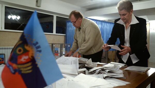Подсчет голосов на выборах в ЛНР. Архивное фото