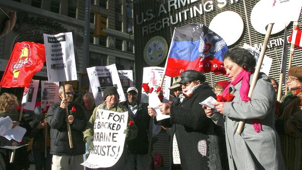 Участники акции в память о погибших в Одессе 2 мая на площади Таймс-сквер в Нью-Йорке