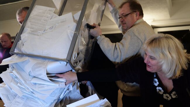 Подсчет голосов на выборах в ЛНР. Архивное фото
