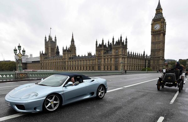 Водитель Ferrari смотрит на участников ралли Лондон-Брайтон