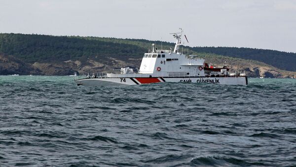 Судно, осуществляющее поисково-спасательную операцию у берегов Стамбула после крушения судна с нелегальными мигрантами